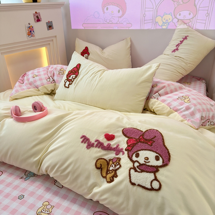 91家纺网 家纺一手货源 找家纺 乐坊 2025新款三丽鸥系列云朵棉毛巾绣四件套 美乐蒂米