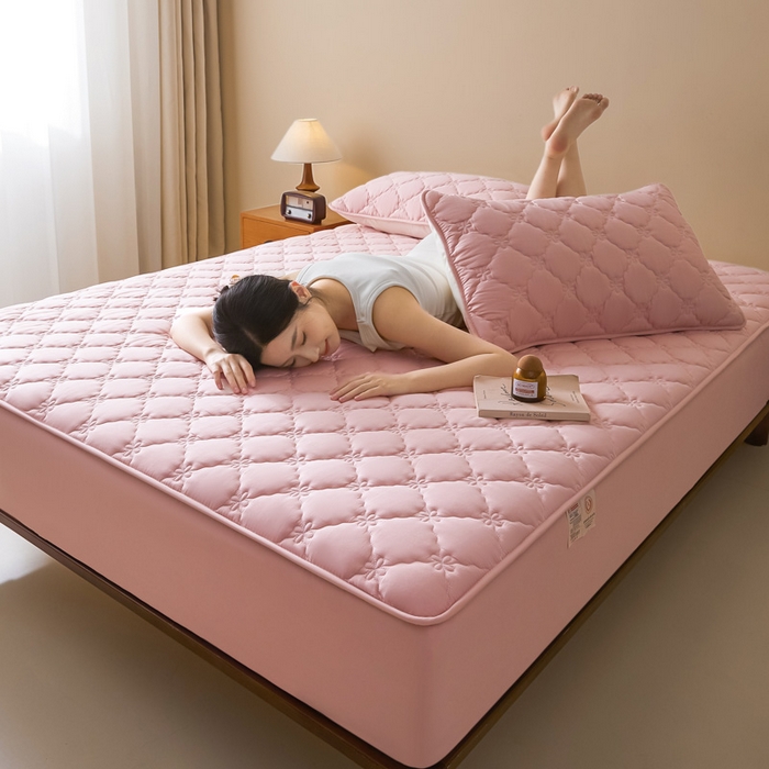 91家纺网 家纺一手货源 找家纺 鑫钰2025新款防水纯棉全棉夹棉床笠--四叶草黄墙 四叶草-粉