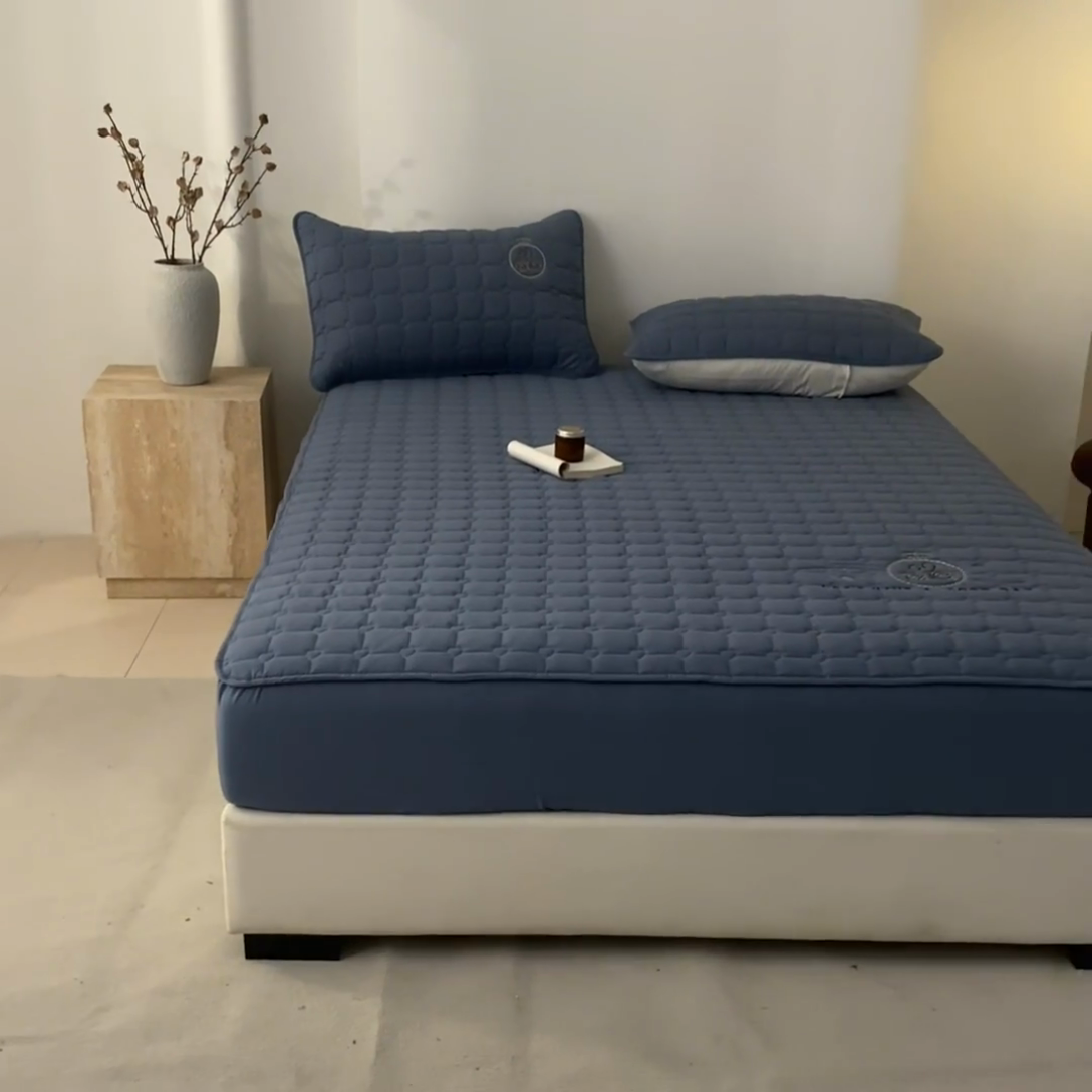 91家纺网 家纺一手货源 找家纺 鑫钰2025新款刺绣加厚夹棉床笠--小天鹅 小天鹅-宾利蓝