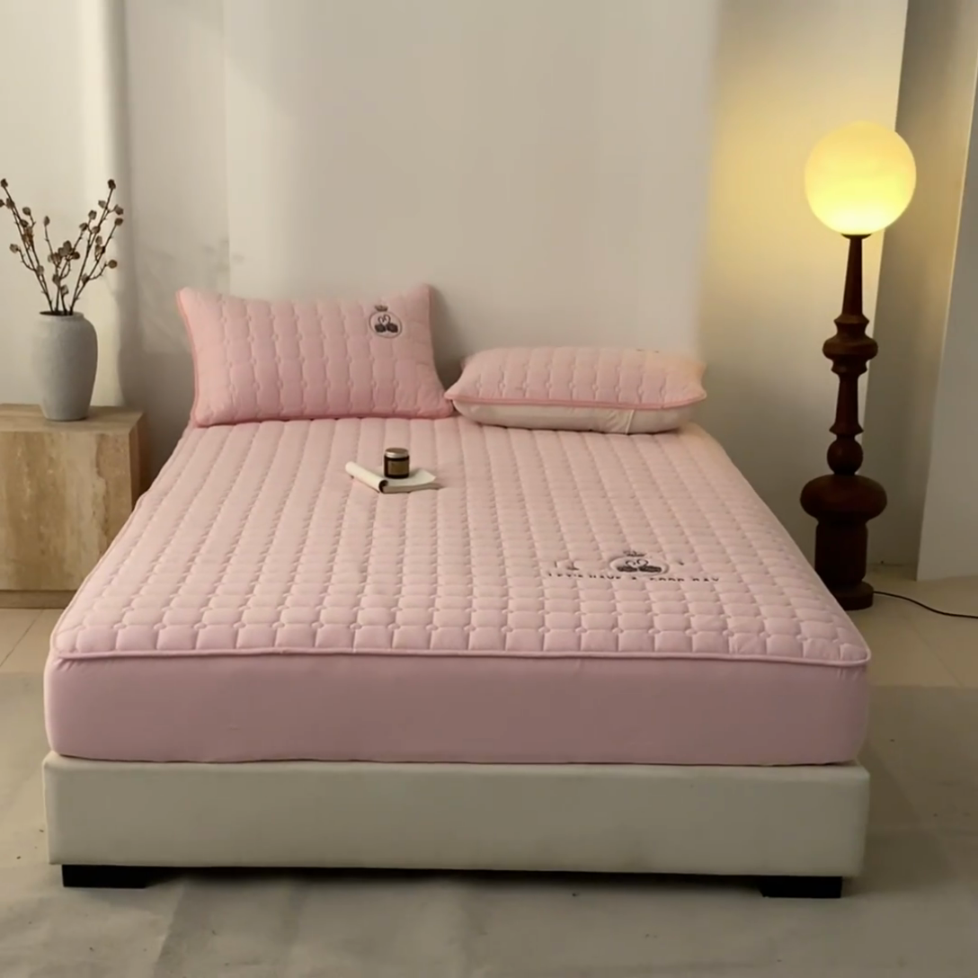 91家纺网 家纺一手货源 找家纺 鑫钰2025新款刺绣加厚夹棉床笠--小天鹅 小天鹅-香妃粉