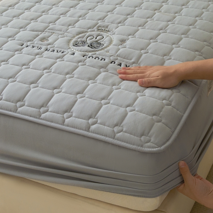 91家纺网 家纺一手货源 找家纺 鑫钰2025新款刺绣加厚夹棉床笠--小天鹅 小天鹅-时尚灰