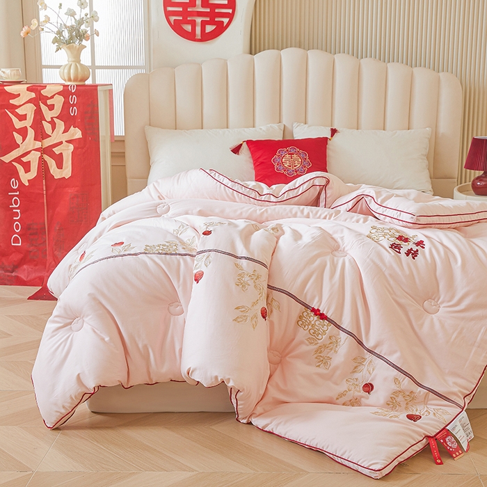 91家纺网 家纺一手货源 找家纺 歌历斯家纺 2025新款60s喜来运转喜庆被婚庆被绣花冬被全棉冬被立体边被子被芯四季被春秋被夏被 喜来运转-粉