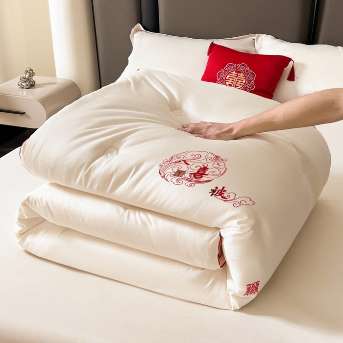 91家纺网 家纺一手货源 找家纺 歌历斯家纺2025新款60s八喜喜庆被婚庆被绣花冬被全棉冬被立体边被子被芯四季被春秋被夏被 八喜被-本白