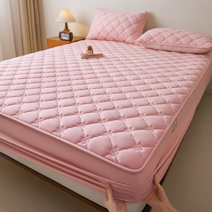 91家纺网 家纺一手货源 找家纺 （总）鑫钰2025新款防水纯棉全棉夹棉床笠--四叶草白墙