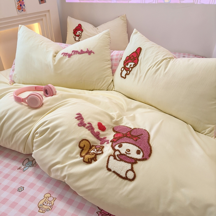 91家纺网 家纺一手货源 找家纺 乐坊 2025新款三丽鸥系列云朵棉毛巾绣四件套 美乐蒂米