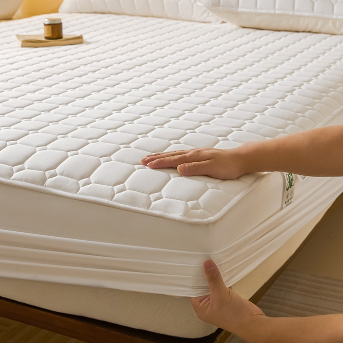 91家纺网 家纺一手货源 找家纺 鑫钰2025新款防水加厚夹棉原棉床笠防滑隔脏床垫套保护罩 简格-月光白