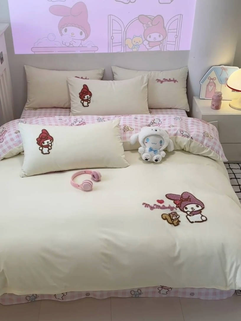 91家纺网 家纺一手货源 找家纺 乐坊 2025新款三丽鸥系列云朵棉毛巾绣四件套 美乐蒂米