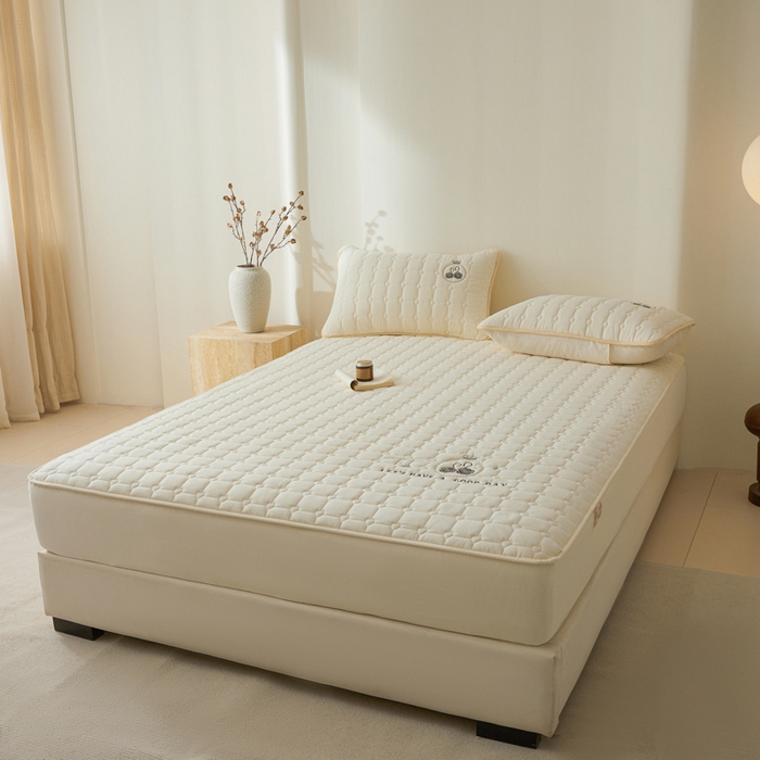 91家纺网 家纺一手货源 找家纺 鑫钰2025新款刺绣加厚夹棉床笠--小天鹅 小天鹅-典雅白