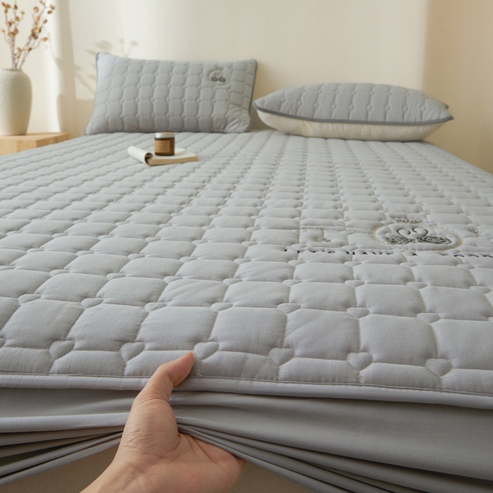 91家纺网 家纺一手货源 找家纺 鑫钰2025新款刺绣加厚夹棉床笠--小天鹅 小天鹅-时尚灰