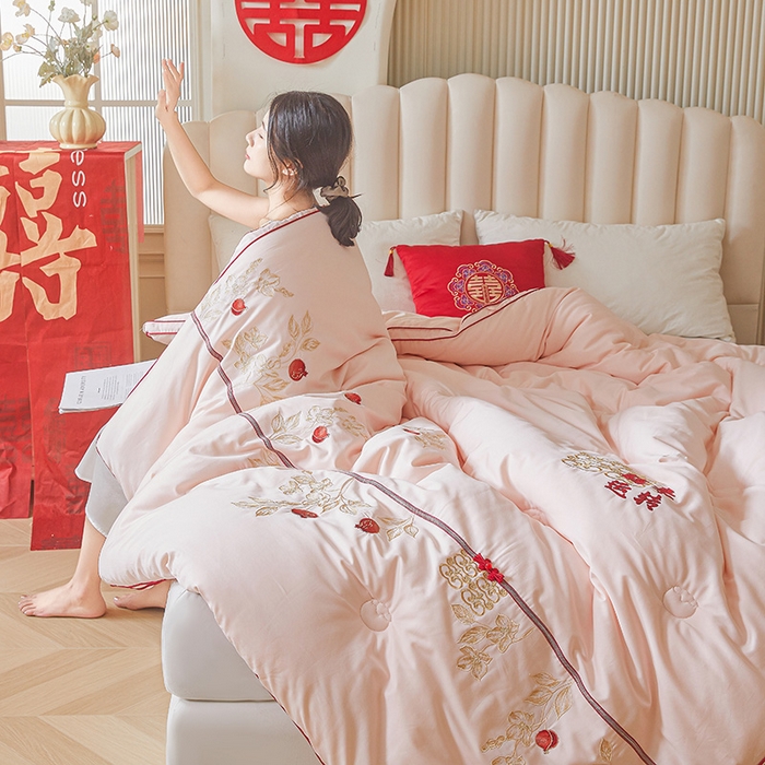 91家纺网 家纺一手货源 找家纺 歌历斯家纺 2025新款60s喜来运转喜庆被婚庆被绣花冬被全棉冬被立体边被子被芯四季被春秋被夏被 喜来运转-粉