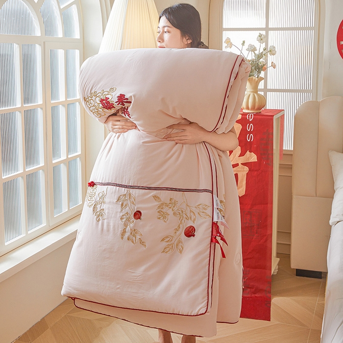 91家纺网 家纺一手货源 找家纺 歌历斯家纺 2025新款60s喜来运转喜庆被婚庆被绣花冬被全棉冬被立体边被子被芯四季被春秋被夏被 喜来运转-粉