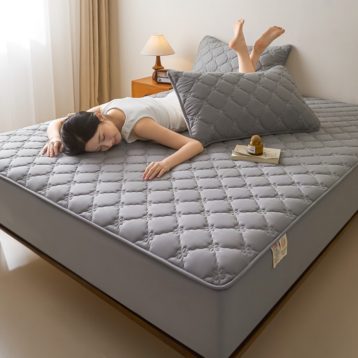 91家纺网 家纺一手货源 找家纺 鑫钰2025新款防水纯棉全棉夹棉床笠--四叶草白墙 四叶草-灰