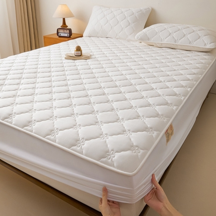 91家纺网 家纺一手货源 找家纺 （总）鑫钰2025新款防水纯棉全棉夹棉床笠--四叶草白墙