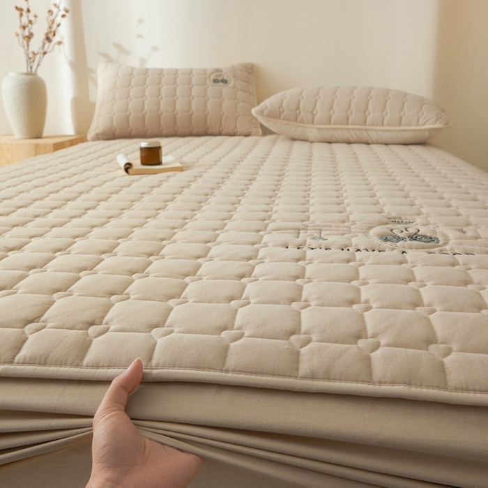 91家纺网 家纺一手货源 找家纺 鑫钰2025新款刺绣加厚夹棉床笠--小天鹅 小天鹅-香槟驼