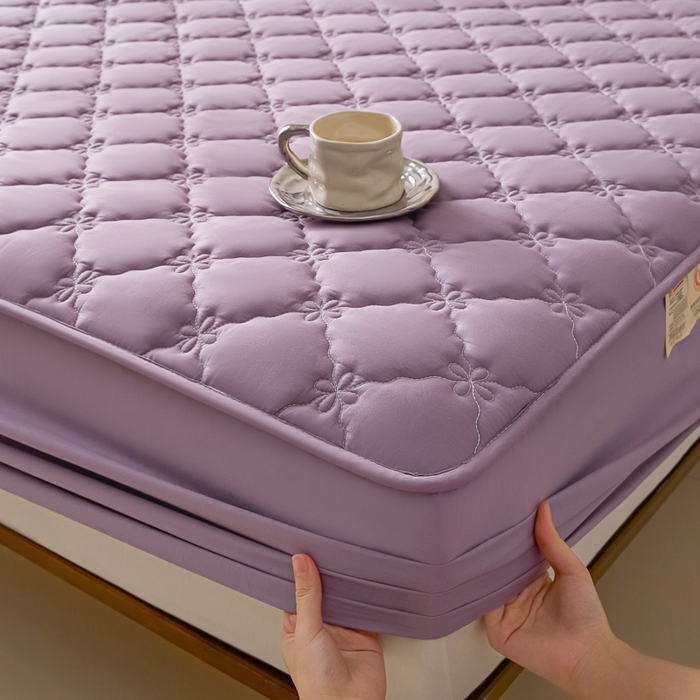 91家纺网 家纺一手货源 找家纺 鑫钰2025新款防水纯棉全棉夹棉床笠--四叶草黄墙 四叶草-紫