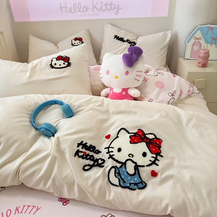 91家纺网 家纺一手货源 找家纺 乐坊 2025新款三丽鸥系列云朵棉毛巾绣四件套 kt白