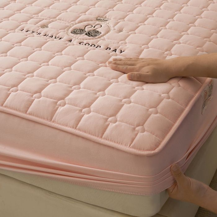 91家纺网 家纺一手货源 找家纺 鑫钰2025新款刺绣加厚夹棉床笠--小天鹅 小天鹅-香妃粉