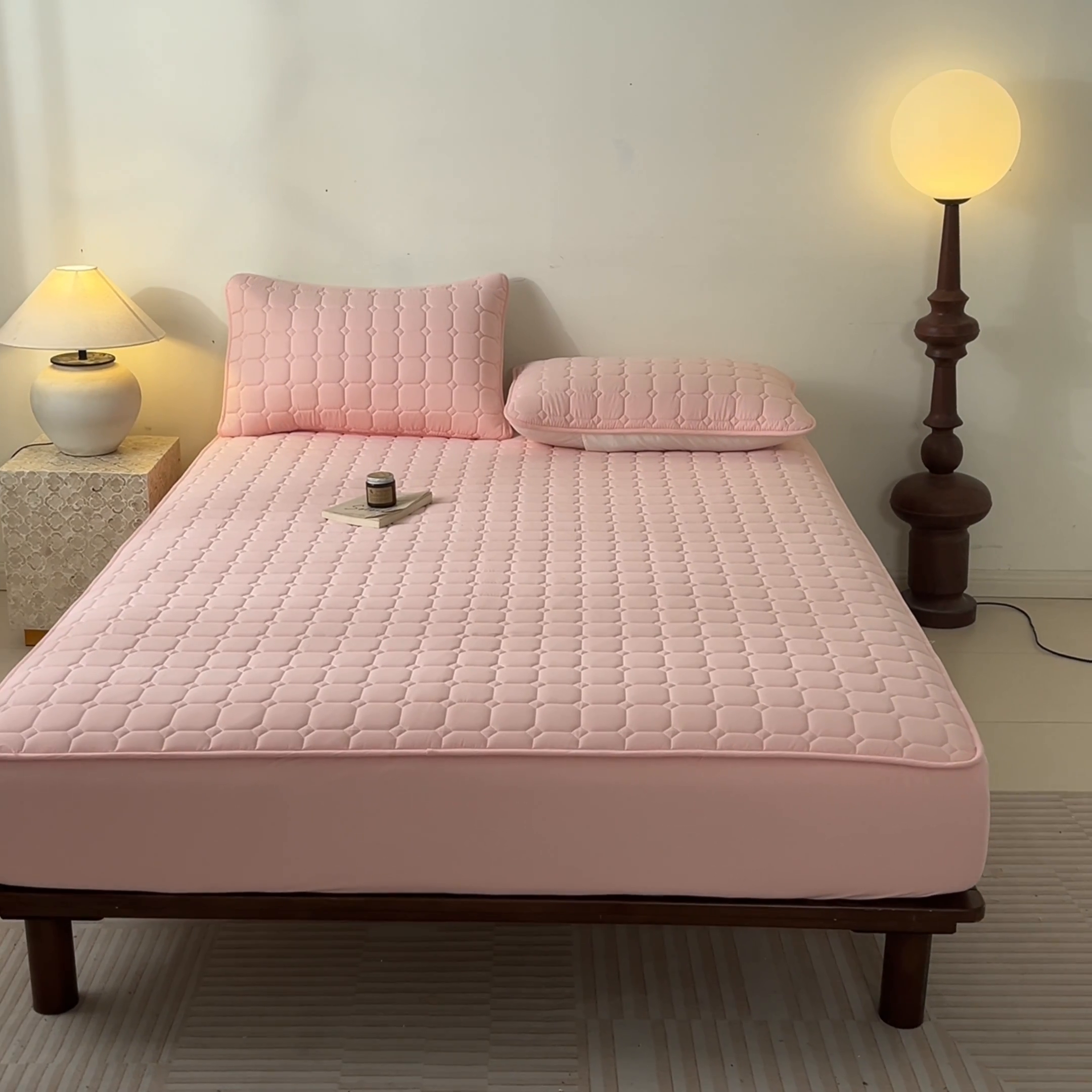 91家纺网 家纺一手货源 找家纺 鑫钰2025新款防水加厚夹棉原棉床笠防滑隔脏床垫套保护罩 简格-优雅粉