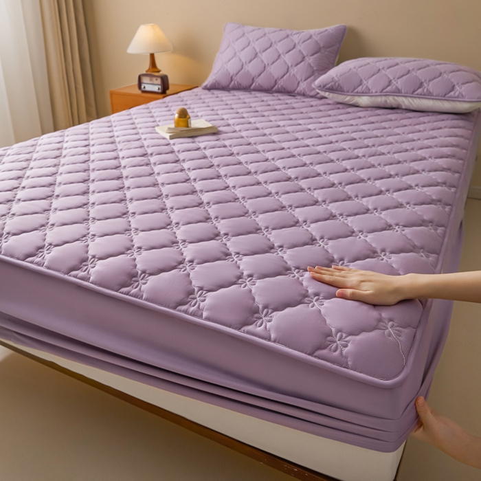 91家纺网 家纺一手货源 找家纺 鑫钰2025新款防水纯棉全棉夹棉床笠--四叶草黄墙 四叶草-紫