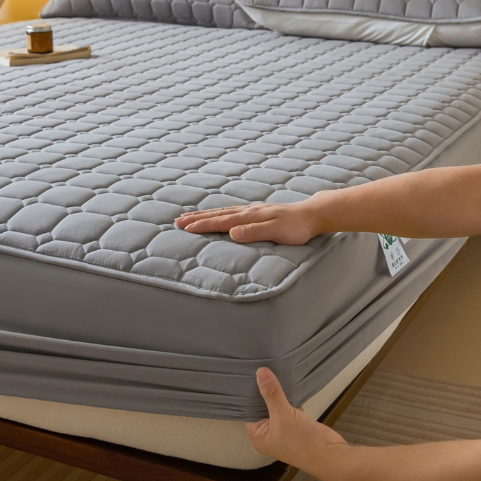 91家纺网 家纺一手货源 找家纺 鑫钰2025新款防水加厚夹棉原棉床笠防滑隔脏床垫套保护罩 简格-绅士灰