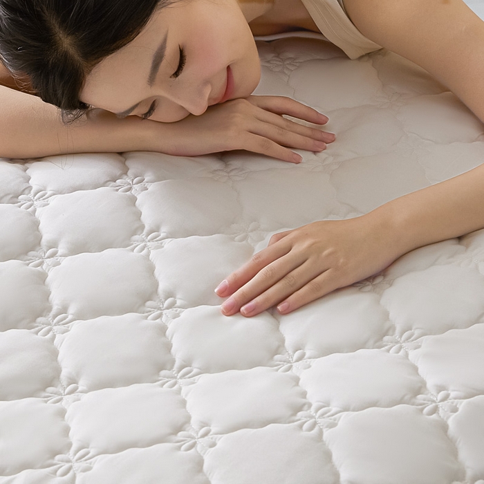 91家纺网 家纺一手货源 找家纺 鑫钰2025新款防水纯棉全棉夹棉床笠--四叶草白墙 四叶草-白