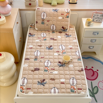 91家纺网 家纺一手货源 找家纺 禧缘家纺（原梦想家）2025新款A类儿童幼儿园学生宿舍绑带款夹棉床单全棉夹棉软垫 欢乐旅途