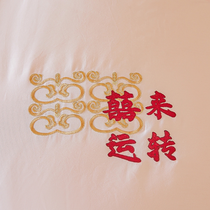 91家纺网 家纺一手货源 找家纺 歌历斯家纺 2025新款60s喜来运转喜庆被婚庆被绣花冬被全棉冬被立体边被子被芯四季被春秋被夏被 喜来运转-粉