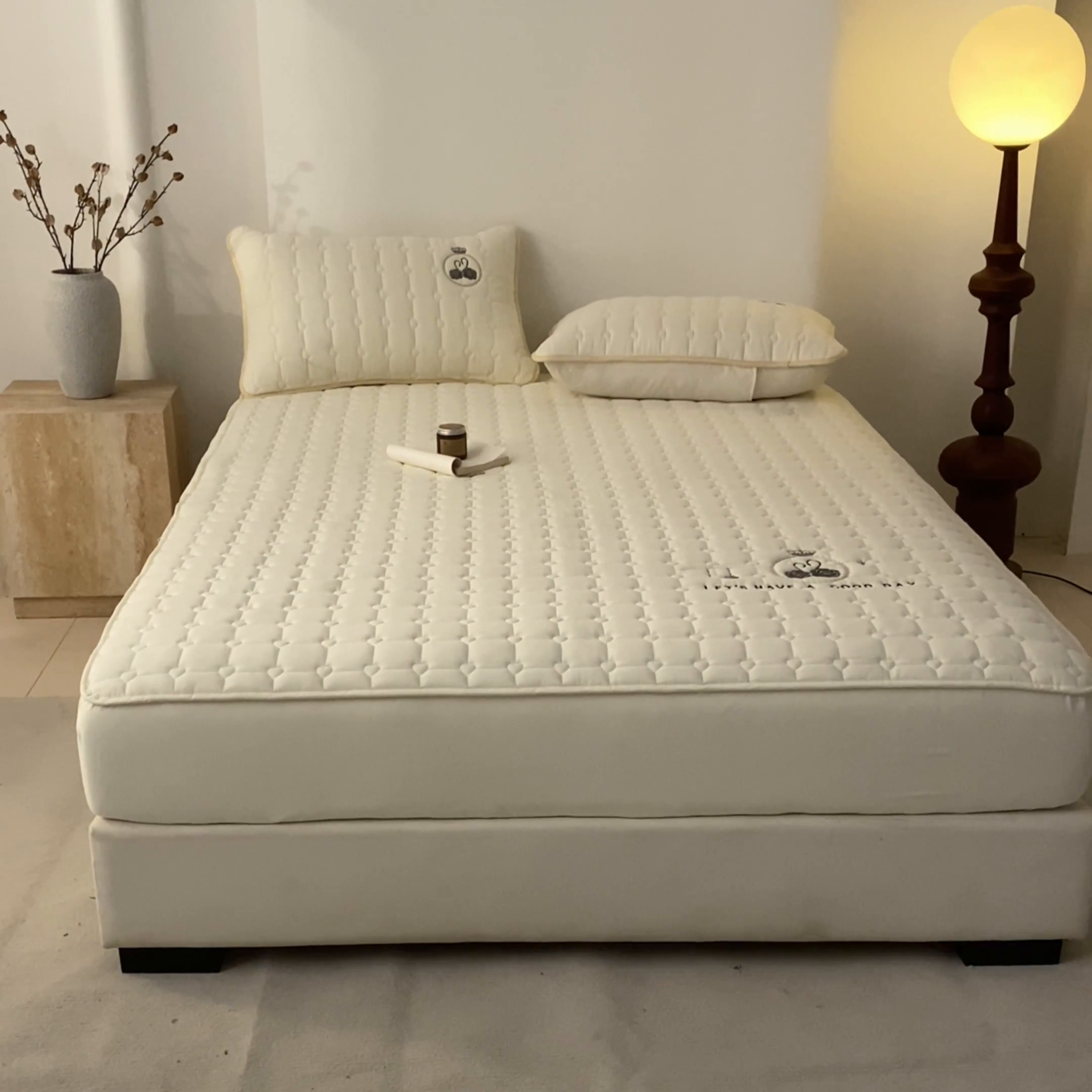 91家纺网 家纺一手货源 找家纺 鑫钰2025新款刺绣加厚夹棉床笠--小天鹅 小天鹅-典雅白