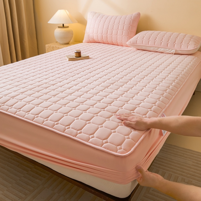 91家纺网 家纺一手货源 找家纺 鑫钰2025新款防水加厚夹棉原棉床笠防滑隔脏床垫套保护罩 简格-优雅粉