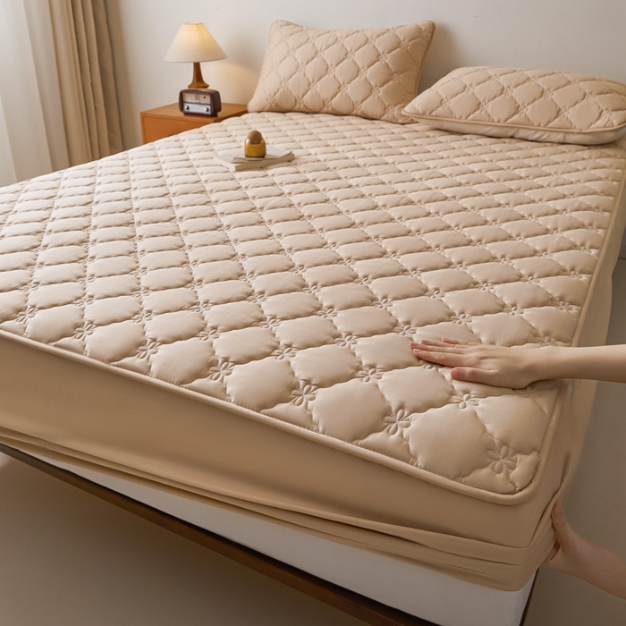 91家纺网 家纺一手货源 找家纺 鑫钰2025新款防水纯棉全棉夹棉床笠--四叶草白墙 四叶草-驼