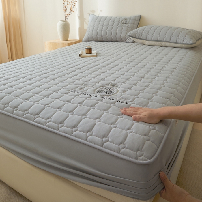 91家纺网 家纺一手货源 找家纺 鑫钰2025新款刺绣加厚夹棉床笠--小天鹅 小天鹅-时尚灰