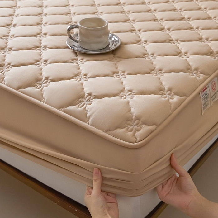 91家纺网 家纺一手货源 找家纺 鑫钰2025新款防水纯棉全棉夹棉床笠--四叶草白墙 四叶草-驼