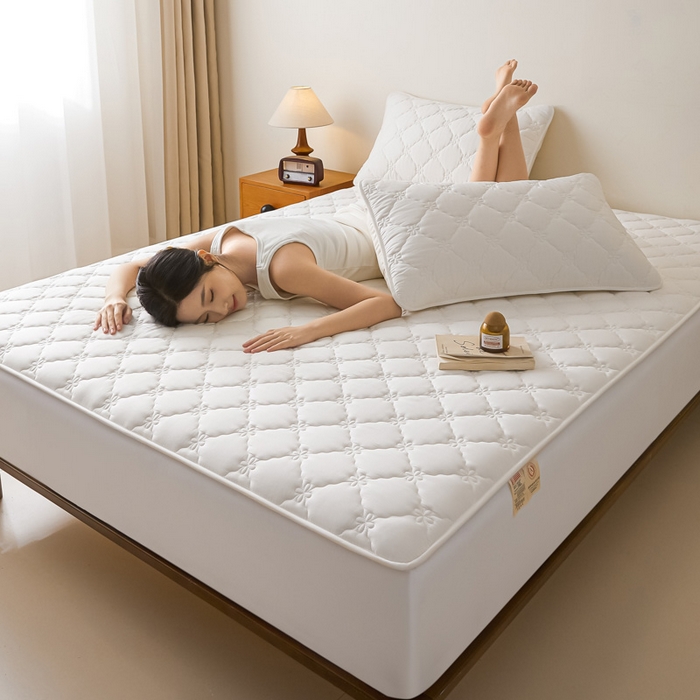 91家纺网 家纺一手货源 找家纺 （总）鑫钰2025新款防水纯棉全棉夹棉床笠--四叶草白墙