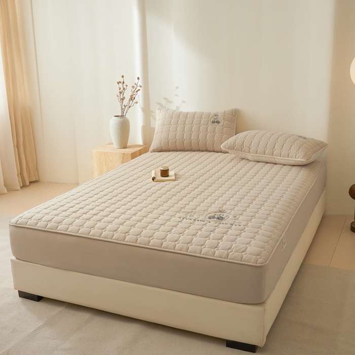 91家纺网 家纺一手货源 找家纺 鑫钰2025新款刺绣加厚夹棉床笠--小天鹅 小天鹅-香槟驼