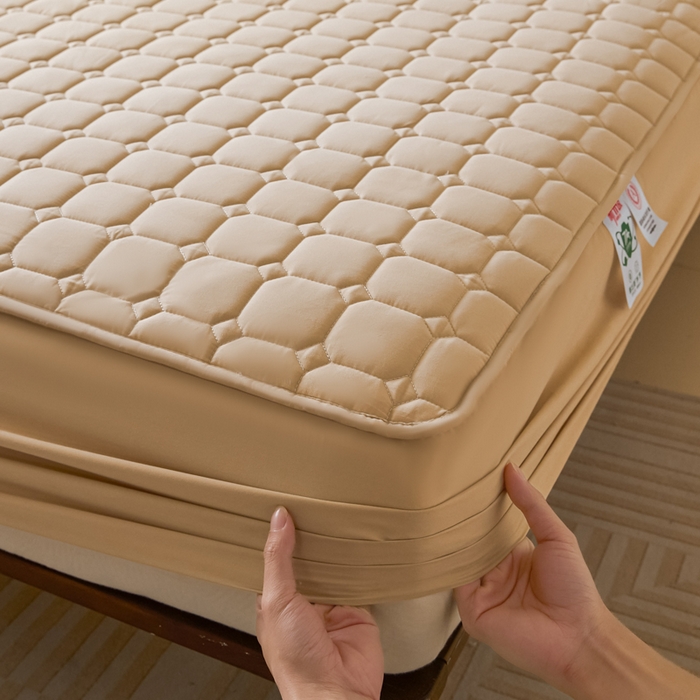 91家纺网 家纺一手货源 找家纺 鑫钰2025新款防水加厚夹棉原棉床笠防滑隔脏床垫套保护罩 简格-香槟驼