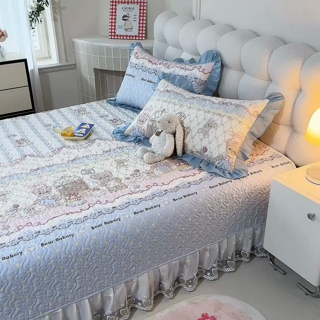 91家纺网 家纺一手货源 找家纺 美达家纺2025新款全棉蕾丝边单床盖 熊仔派对