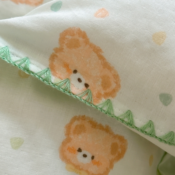 91家纺网 家纺一手货源 找家纺 觅糖 2025新款全棉双层纱三角针萌趣卡通系列 仔仔熊绿