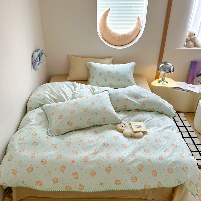 91家纺网 家纺一手货源 找家纺 觅糖 2025新款全棉双层纱三角针萌趣卡通系列 仔仔熊绿