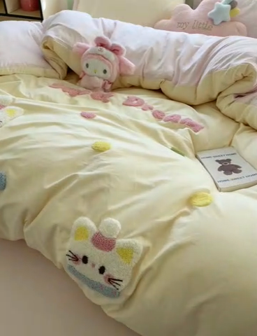 91家纺网 家纺一手货源 找家纺 雨帆家纺 2025新款水洗棉毛巾绣四件套 波点猫奶油粉