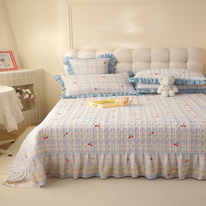 91家纺网 家纺一手货源 找家纺 美达家纺2025新款全棉蕾丝边单床盖 樱桃乐园