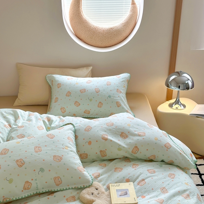 91家纺网 家纺一手货源 找家纺 觅糖 2025新款全棉双层纱三角针萌趣卡通系列 仔仔熊绿