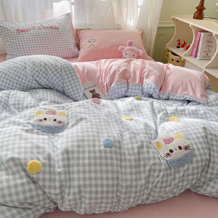 91家纺网 家纺一手货源 找家纺 雨帆家纺 2025新款水洗棉毛巾绣四件套 波点猫蓝格