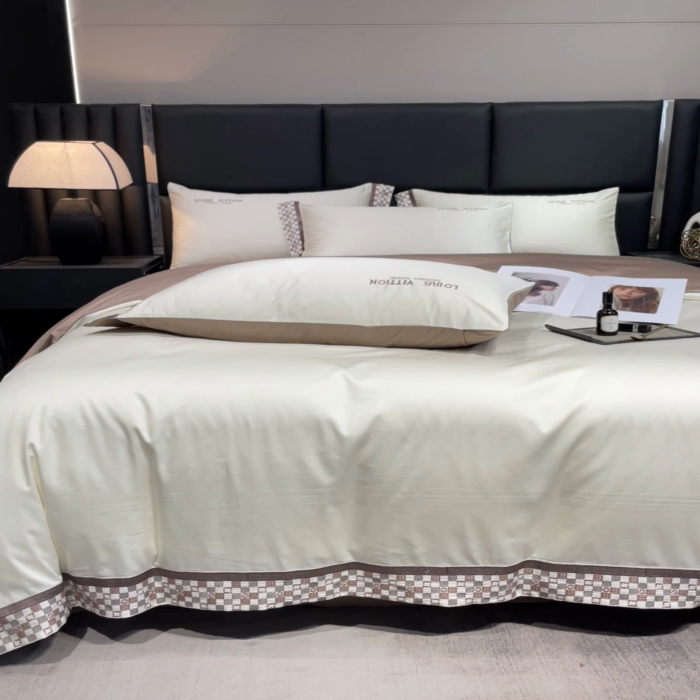 91家纺网 家纺一手货源 找家纺 瑞驰家纺 2025新款长绒棉绣花棋盘格系列四件套 棋盘格-米黄咖