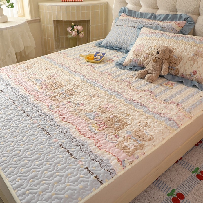 91家纺网 家纺一手货源 找家纺 美达家纺2025新款全棉夹棉床垫 熊仔派对