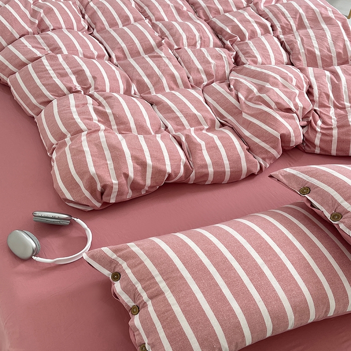 91家纺网 家纺一手货源 找家纺 睡美美 2025新款加厚色织水洗棉印染条纹四件套 复古红条