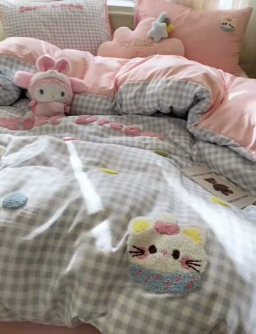 91家纺网 家纺一手货源 找家纺 雨帆家纺 2025新款水洗棉毛巾绣四件套 波点猫蓝格