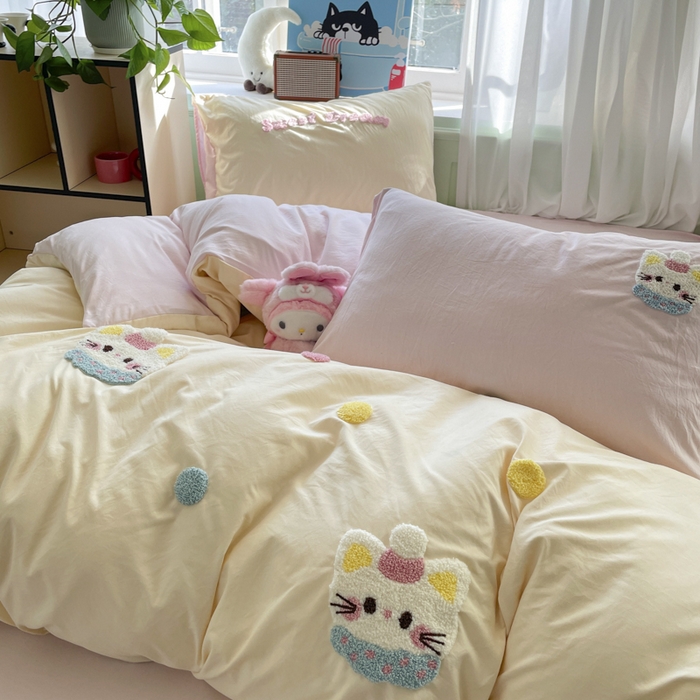 91家纺网 家纺一手货源 找家纺 雨帆家纺 2025新款水洗棉毛巾绣四件套 波点猫奶油粉