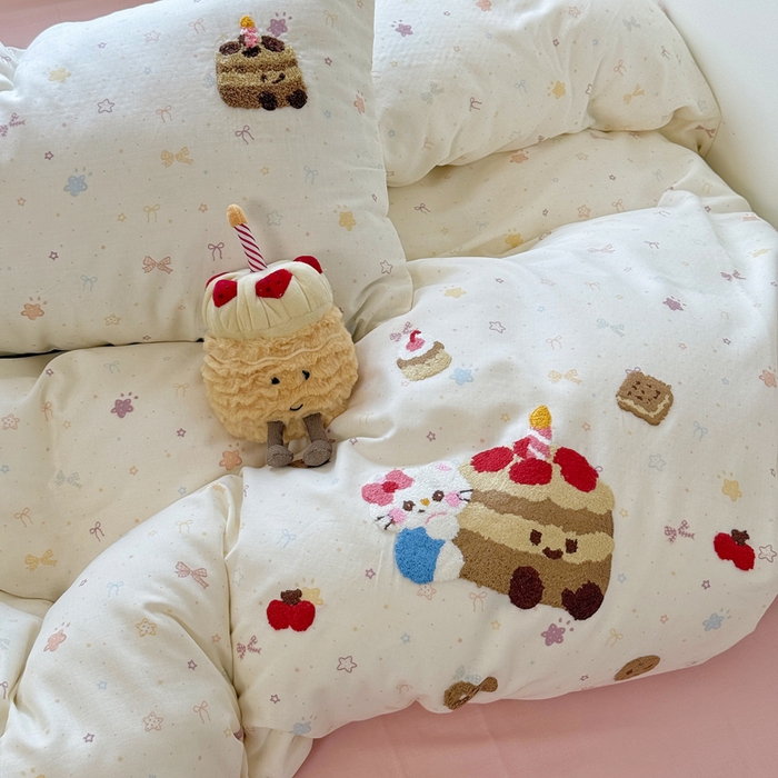 91家纺网 家纺一手货源 找家纺 澳萝拉2025春夏新款全棉纯棉双层纱毛巾绣四件套 猫咪蛋糕