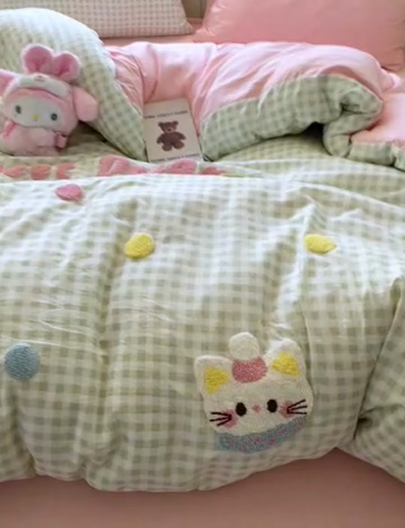 91家纺网 家纺一手货源 找家纺 雨帆家纺 2025新款水洗棉毛巾绣四件套 波点猫绿格