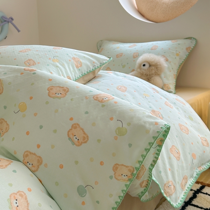 91家纺网 家纺一手货源 找家纺 觅糖 2025新款全棉双层纱三角针萌趣卡通系列 仔仔熊绿